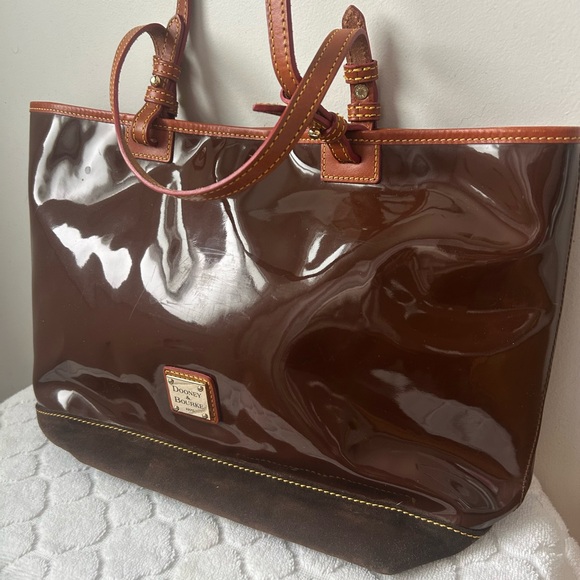 Dooney & Bourke tote bag brown patent leather suede bottom tan leather handles - Picture 2 of 15